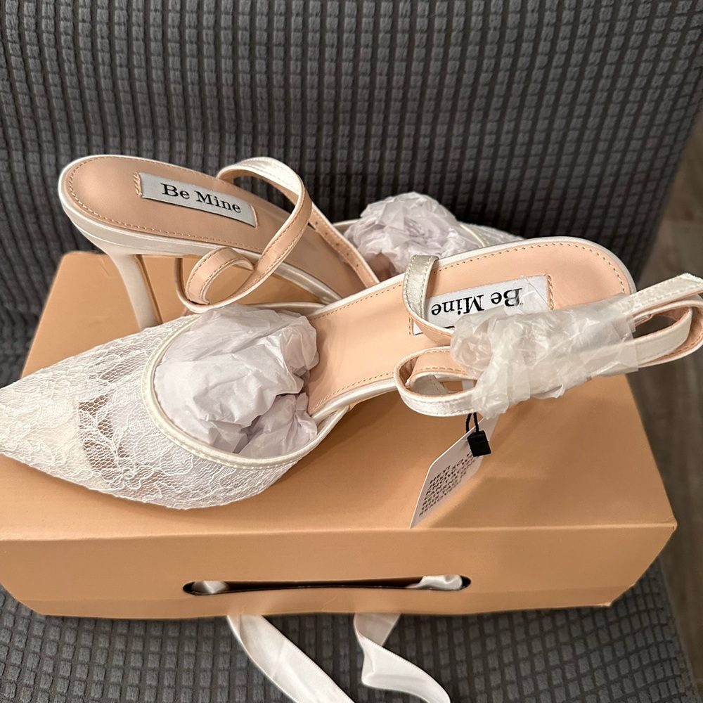 POINTED TOE HEELED PUMPS IN WHITE LACE -NWT - Picture 2 of 13